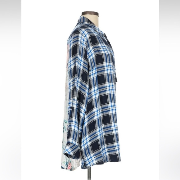 Tolani Collection Blue and White Plaid Button-Up Shirt size medium - Picture 3 of 7